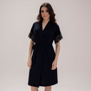 Robe com mangas e renda.