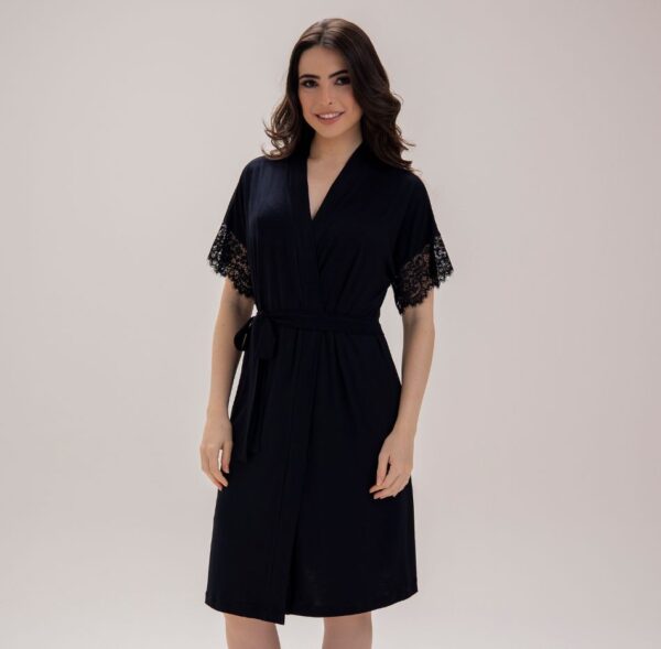 Robe com mangas e renda.